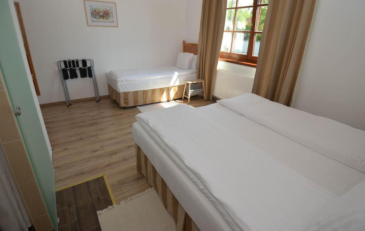 Buzas Pince Vendeghaz Hotel Ecsed Bagian luar foto