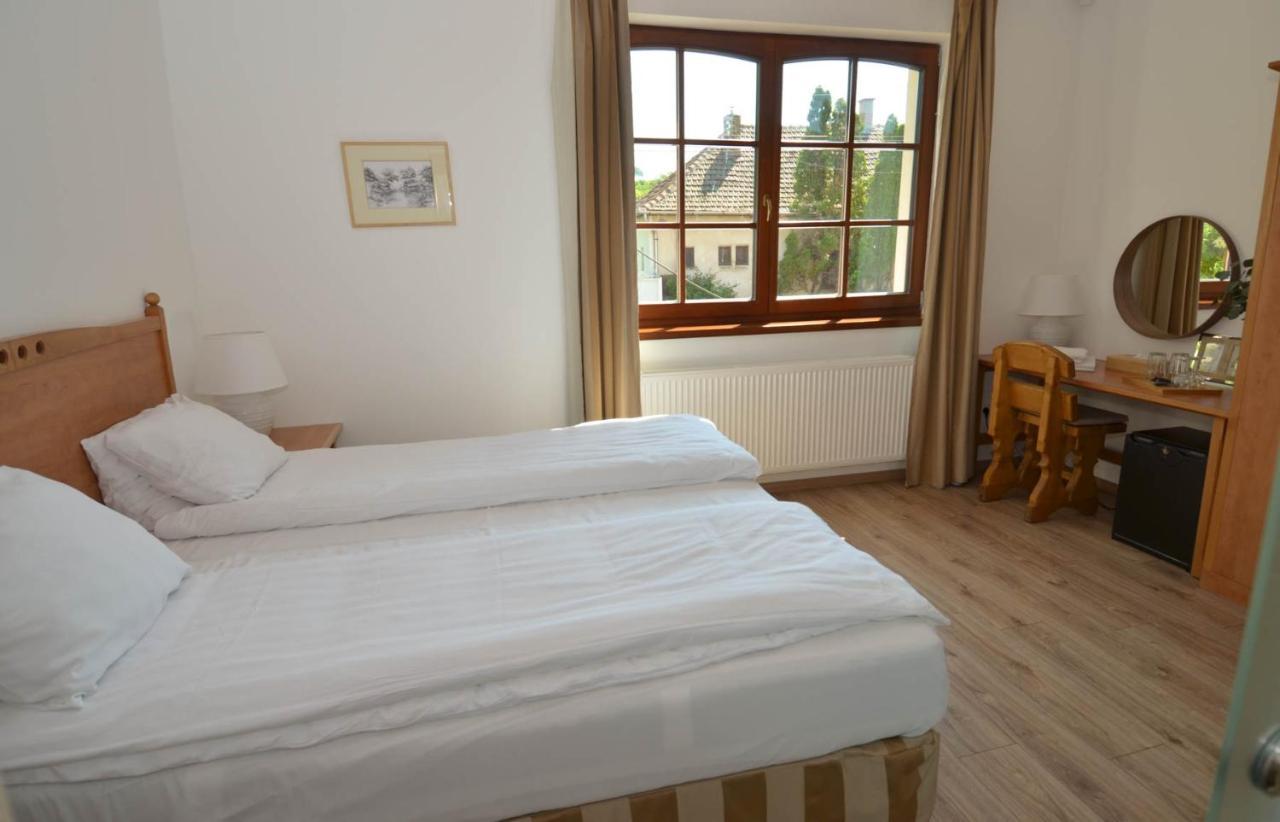 Buzas Pince Vendeghaz Hotel Ecsed Bagian luar foto