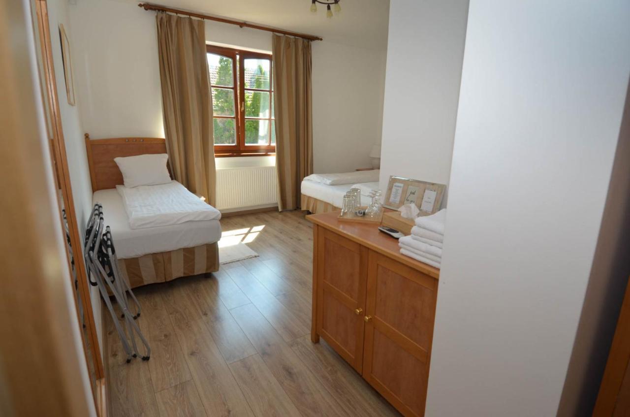 Buzas Pince Vendeghaz Hotel Ecsed Bagian luar foto