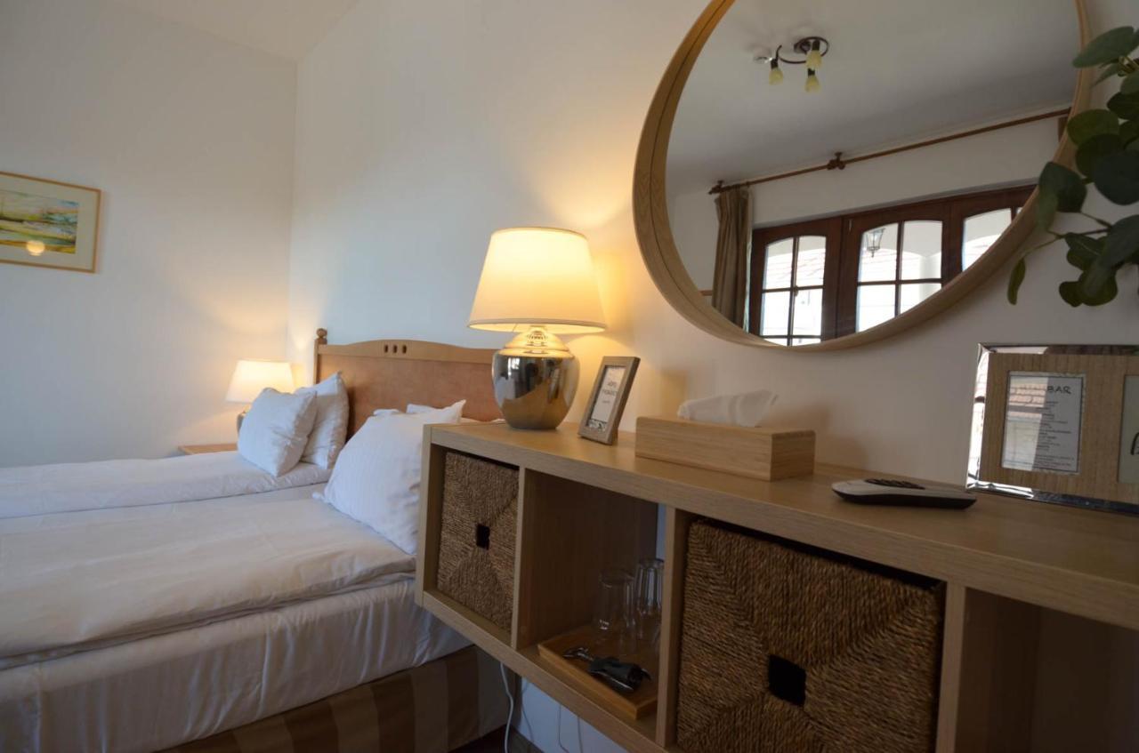 Buzas Pince Vendeghaz Hotel Ecsed Bagian luar foto