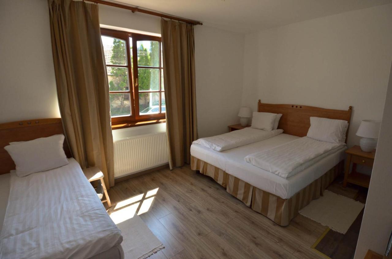 Buzas Pince Vendeghaz Hotel Ecsed Bagian luar foto