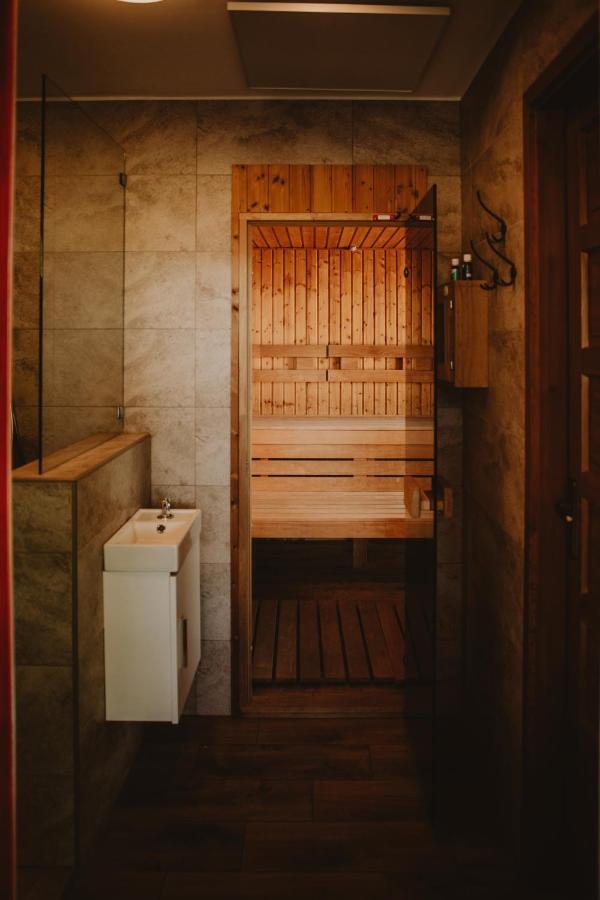 Buzas Pince Vendeghaz Hotel Ecsed Bagian luar foto