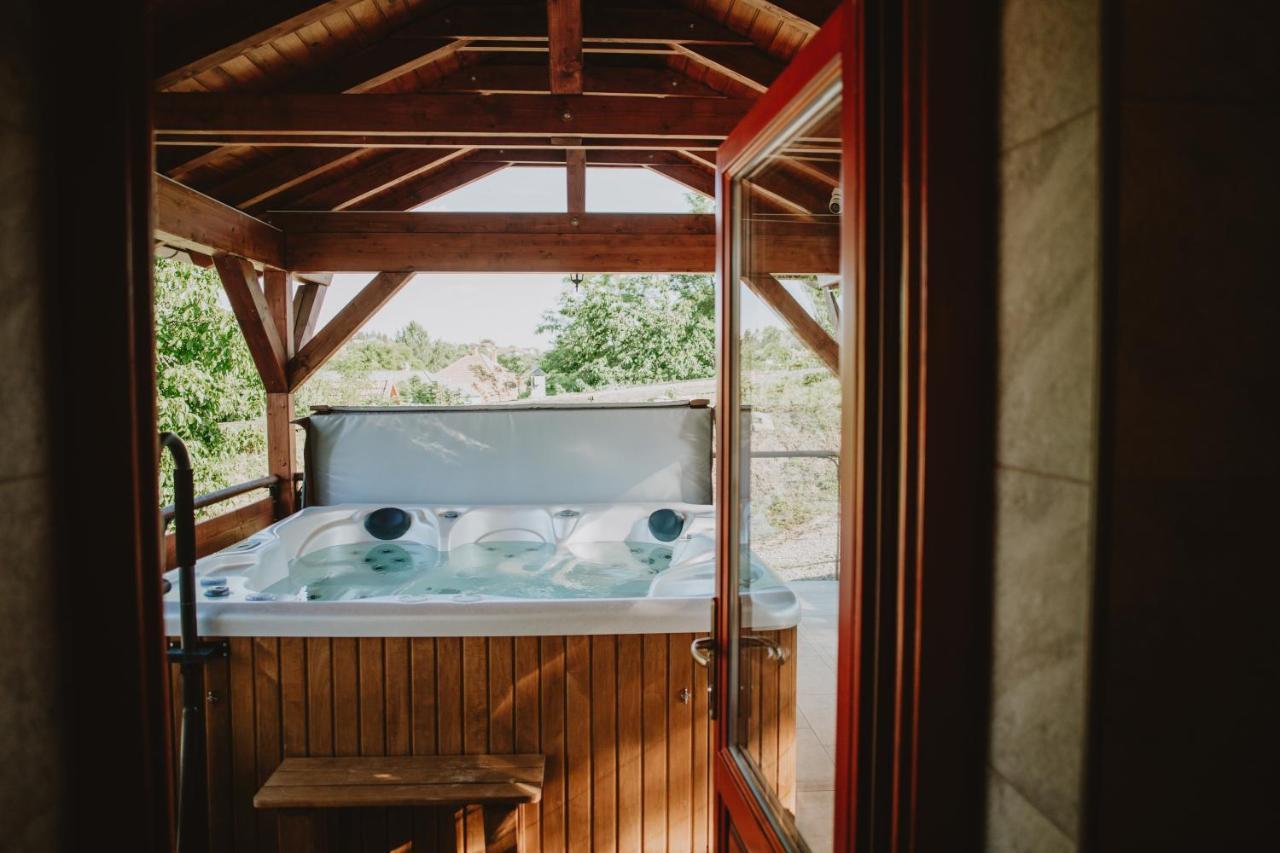 Buzas Pince Vendeghaz Hotel Ecsed Bagian luar foto