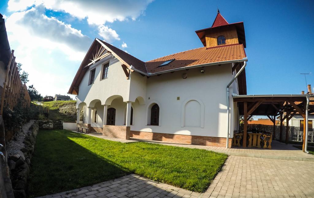 Buzas Pince Vendeghaz Hotel Ecsed Bagian luar foto