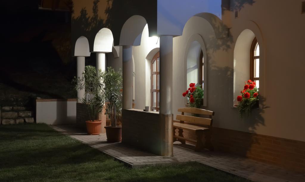 Buzas Pince Vendeghaz Hotel Ecsed Bagian luar foto