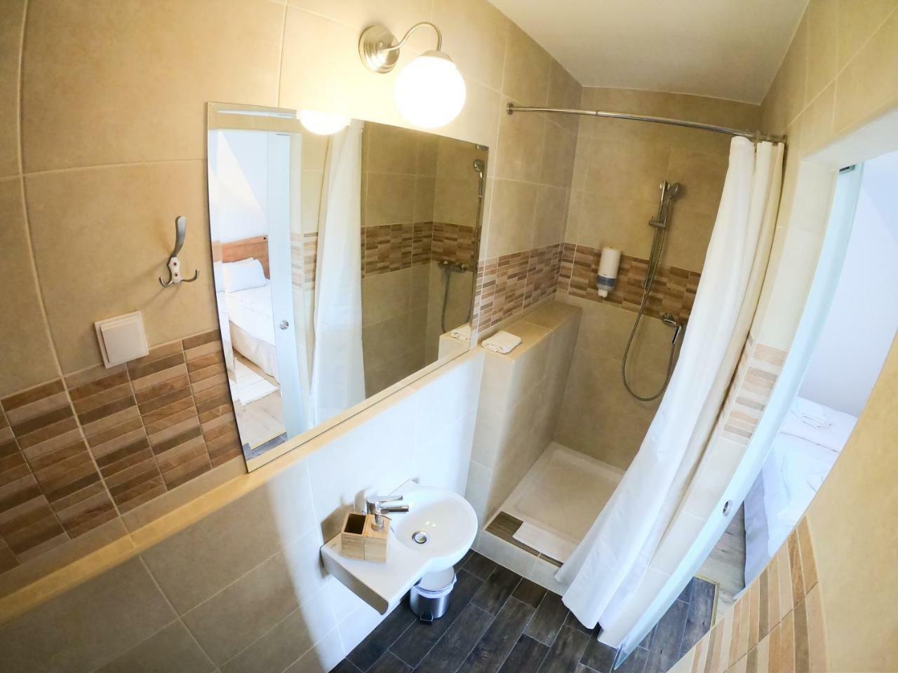 Buzas Pince Vendeghaz Hotel Ecsed Bagian luar foto