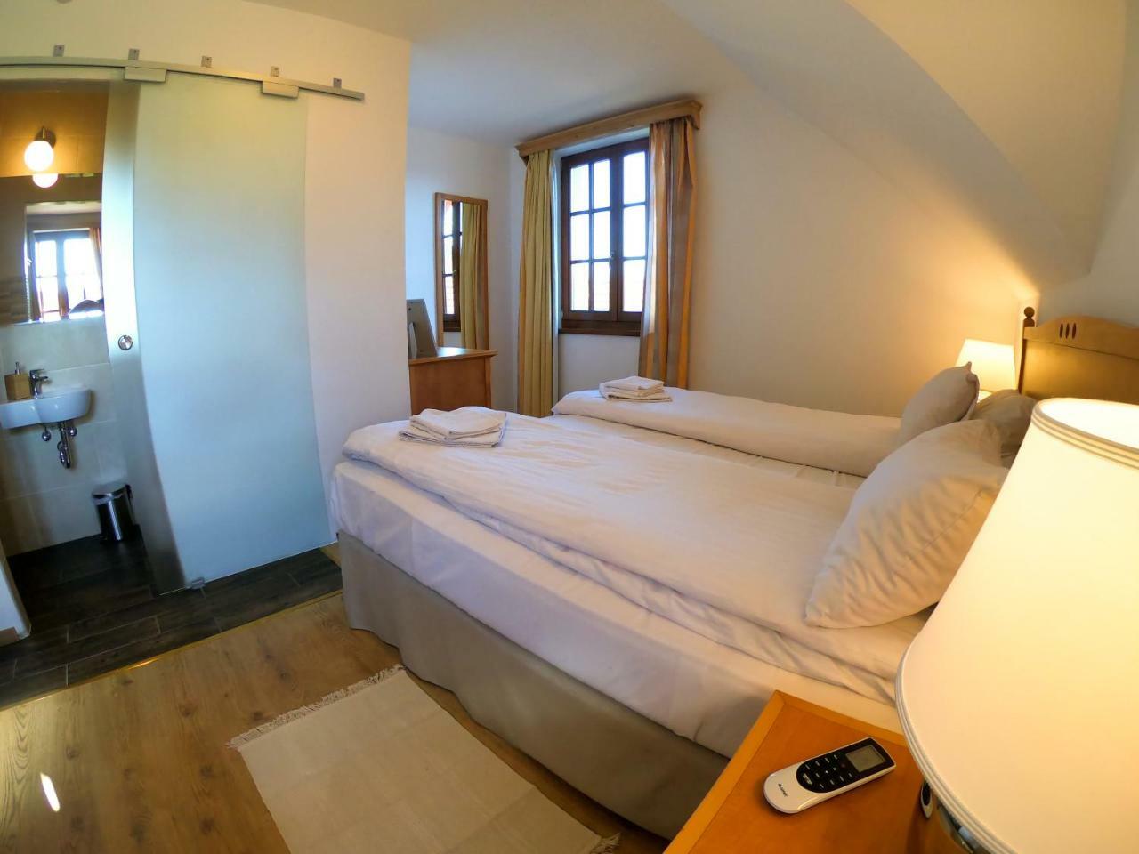 Buzas Pince Vendeghaz Hotel Ecsed Bagian luar foto