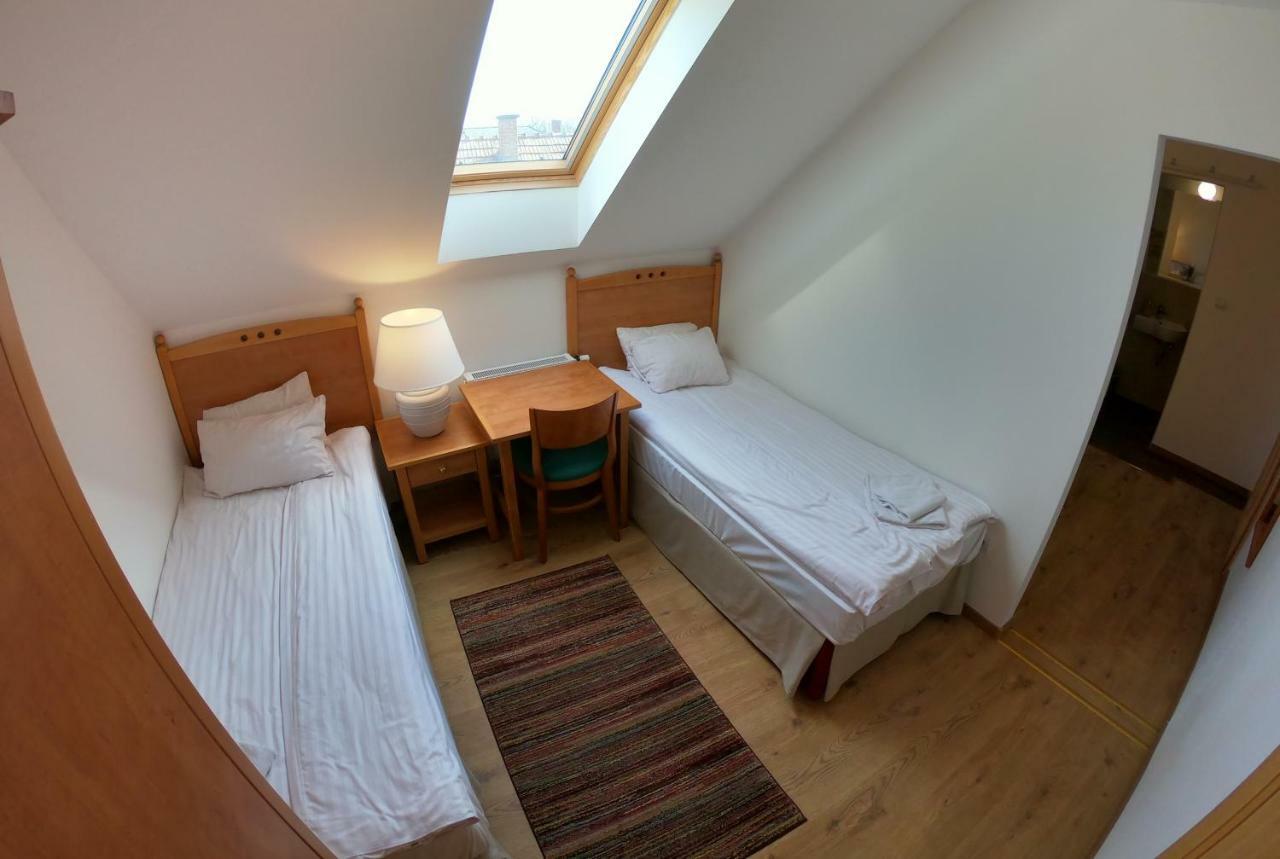 Buzas Pince Vendeghaz Hotel Ecsed Bagian luar foto