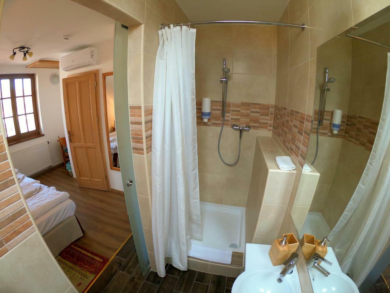 Buzas Pince Vendeghaz Hotel Ecsed Bagian luar foto