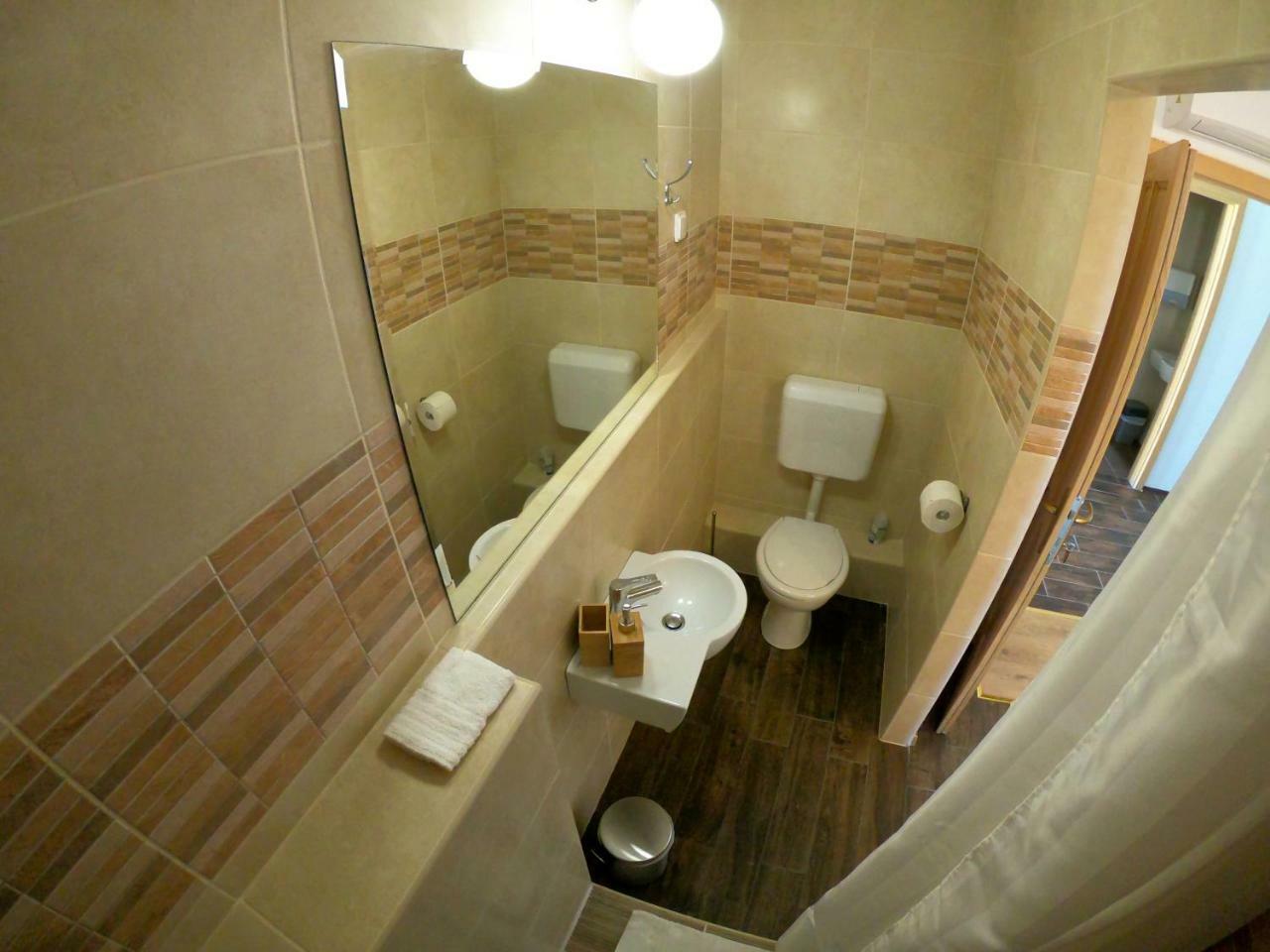 Buzas Pince Vendeghaz Hotel Ecsed Bagian luar foto