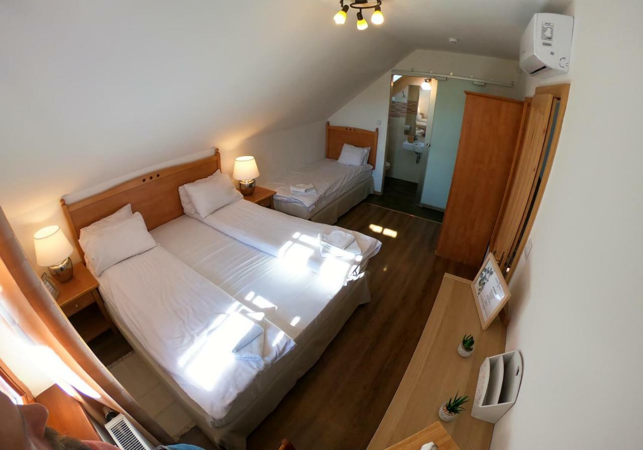 Buzas Pince Vendeghaz Hotel Ecsed Bagian luar foto