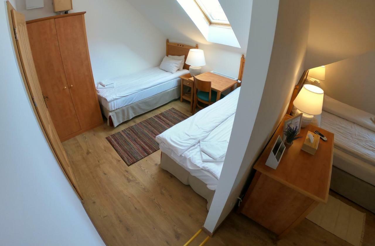 Buzas Pince Vendeghaz Hotel Ecsed Bagian luar foto