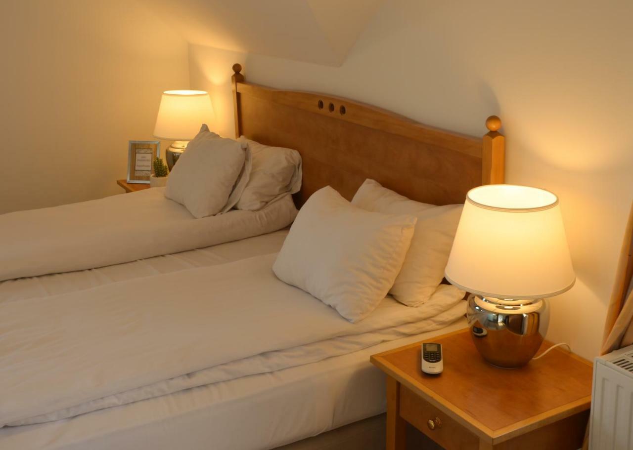 Buzas Pince Vendeghaz Hotel Ecsed Bagian luar foto