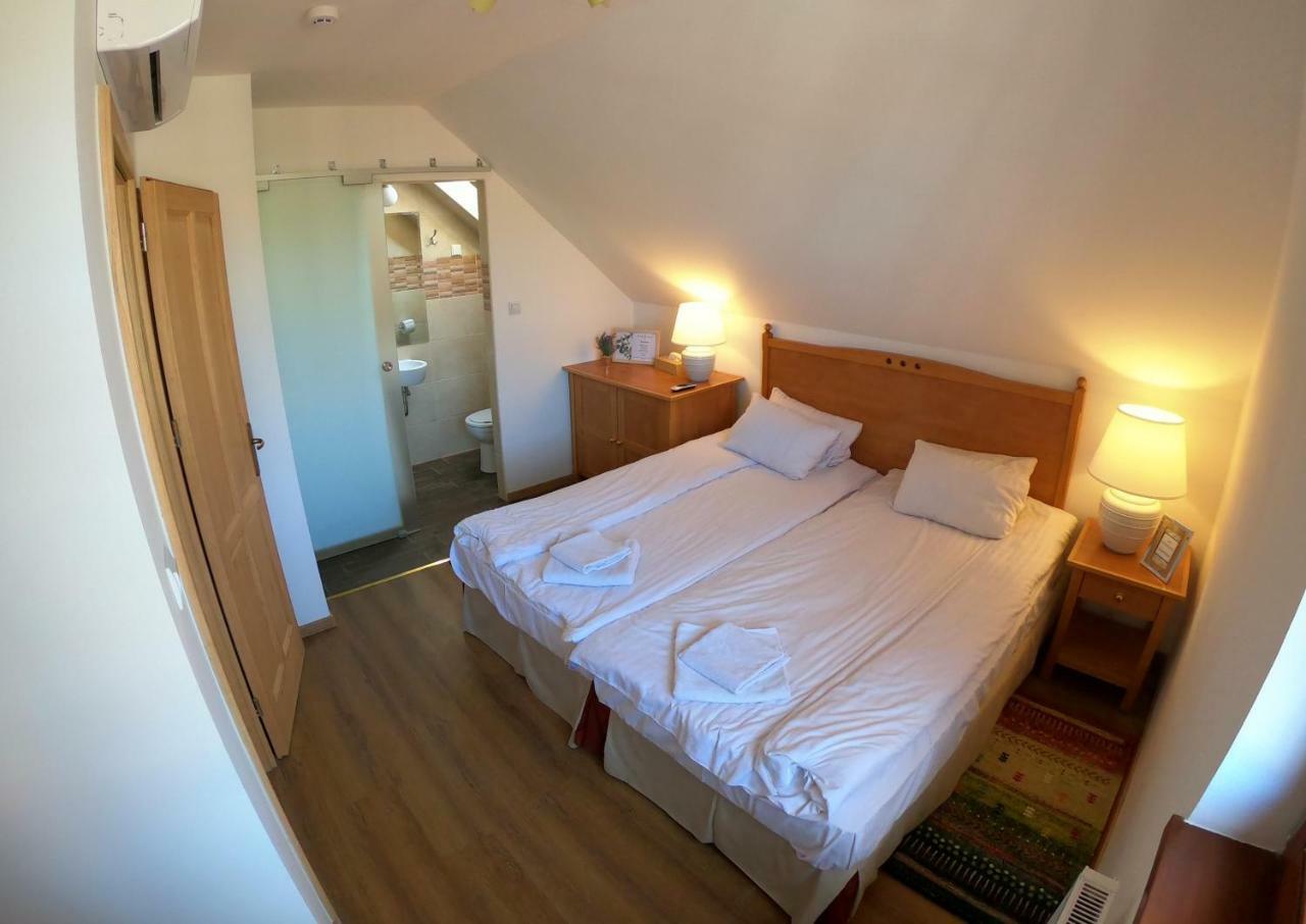 Buzas Pince Vendeghaz Hotel Ecsed Bagian luar foto