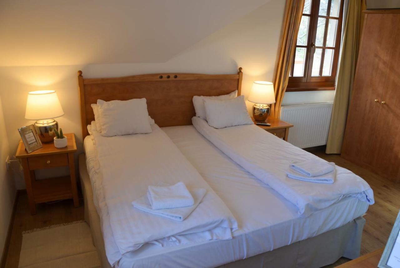 Buzas Pince Vendeghaz Hotel Ecsed Bagian luar foto